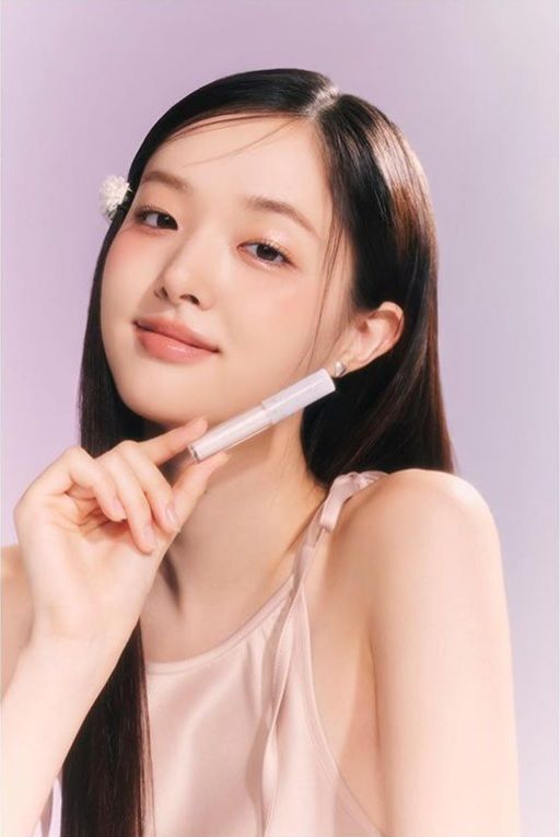 Asian model holding Romand The Universe Liquid Glitter. K-beauty liquid glitter for bright shimmering eye looks, easy application, authentic and in-stock at Sejou Lebanon.